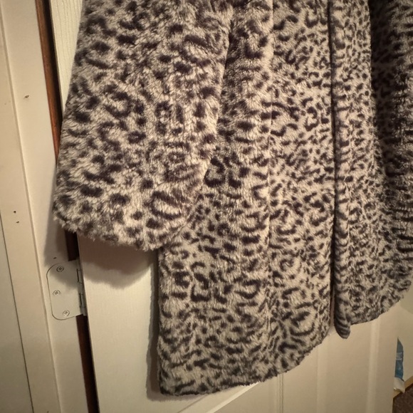 Loft? Sz XL-1X Snow Leopard Print Faux Fur Coat w/ full lining - Picture 2 of 7